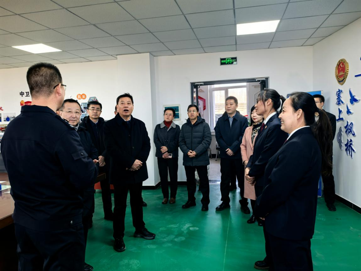 调研组在中卫工业园区调研“检察服务工作站”运行情况。.png