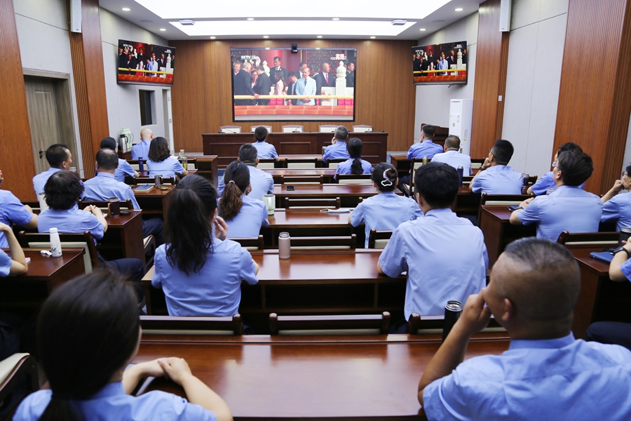 石嘴山市红果子地区人民检察院组织全院检察人员观看阅兵.jpg 石嘴山市红果子地区人民检察院组织全院检察人员观看阅兵.jpg